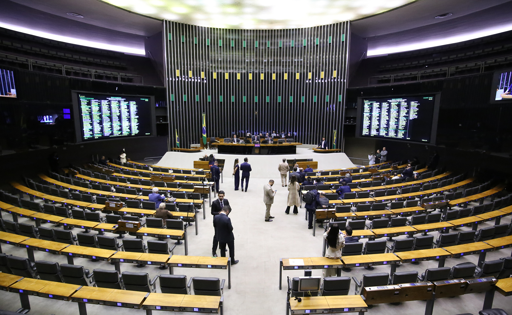 Plenário da Câmara dos Deputados do Brasil com parlamentares reunidos em sessão.