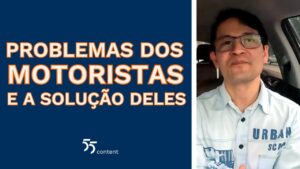 Homem usando óculos e camisa jeans clara sentado dentro de um carro, ao lado de uma tela com o texto “Problemas dos motoristas e a solução deles”.
