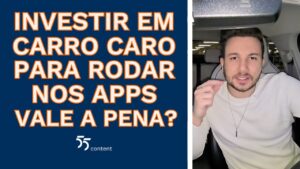 Homem dentro de um carro aponta para a câmera ao lado de um painel com o texto “Investir em carro caro para rodar nos apps vale a pena?”