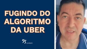 Homem falando dentro de um carro ao lado de um painel azul com o texto "Fugindo do algoritmo da Uber".