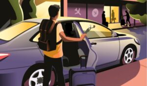 Pessoa com mochila e mala embarca em um carro de aplicativo em frente a um aeroporto ao entardecer.