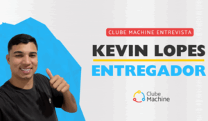 Jovem sorridente com camiseta preta faz sinal de positivo ao lado do texto “Clube Machine Entrevista: Kevin Lopes - Entregador”, com o logotipo do Clube Machine no canto inferior direito.