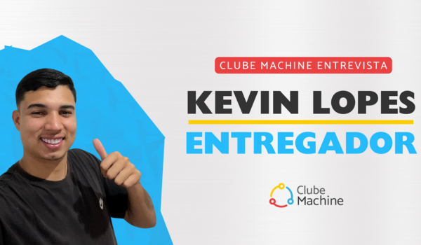 Jovem sorridente com camiseta preta faz sinal de positivo ao lado do texto “Clube Machine Entrevista: Kevin Lopes - Entregador”, com o logotipo do Clube Machine no canto inferior direito.