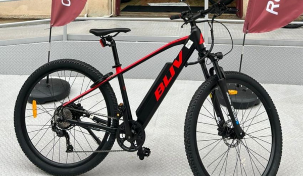 Bicicleta elétrica preta com detalhes em vermelho da marca BLIV, equipada com suspensão dianteira, pneus largos e bateria centralizada no quadro.