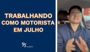 Homem de óculos e jaqueta azul fala dentro de um carro ao lado de um letreiro escrito "Trabalhando como motorista em julho", com o logotipo do 55Content.