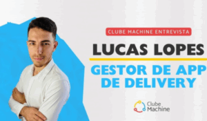 Lucas Lopes, gestor de app de delivery, posando com os braços cruzados à frente de um fundo azul geométrico. Acima, o título "Clube Machine Entrevista" em vermelho, seguido pelo nome "Lucas Lopes" em preto e, logo abaixo, a descrição "Gestor de App de Delivery" em letras grandes azuis. No canto inferior direito, o logotipo do Clube Machine.