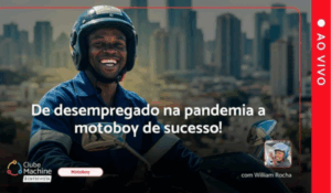 Homem sorridente usando capacete e uniforme de motoboy, sentado em sua moto com uma cidade ao fundo. Texto na imagem diz: "De desempregado na pandemia a motoboy de sucesso!" com o selo "AO VIVO" na lateral e logotipo do Clube Machine Entrevista.