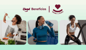 Três pessoas em momentos relacionados à saúde e bem-estar: um homem cozinhando alegremente, uma mulher bebendo água após exercício e outra mulher usando cordas de treino. Logotipos do iFood Benefícios e do programa Saúde no Prato aparecem acima.