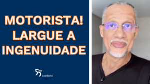 Homem de óculos com lentes arroxeadas e barba grisalha olhando para a câmera, ao lado de uma tela azul com o texto "Motorista! Largue a ingenuidade".
