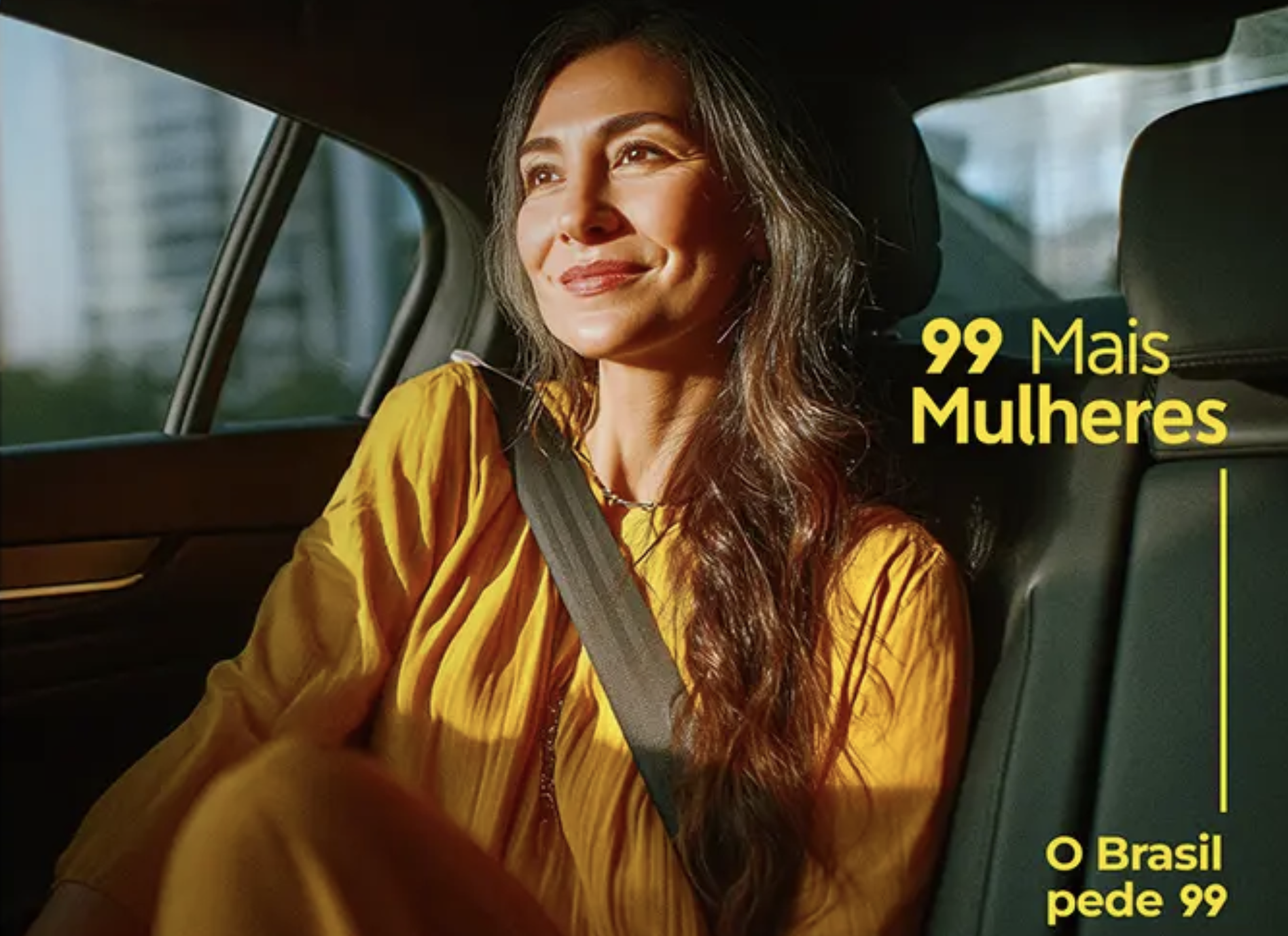 Mulher sorridente com vestido amarelo sentada no banco traseiro de um carro, usando cinto de segurança, com luz do sol entrando pela janela.