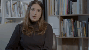 Mulher falando. Logo da Uber no canto inferior direito.
