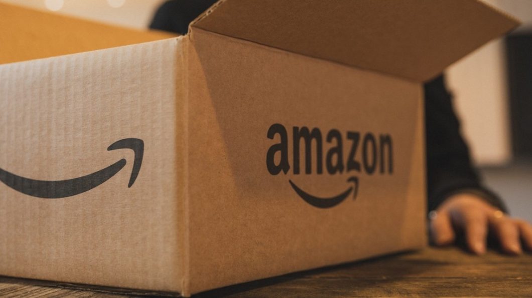 Caixa de papelão com logo da Amazon.