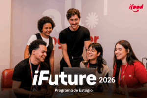 Jovens reunidos sorrindo com a frase "iFuture 2026 Programa de Estágio" escrita abaixo deles.