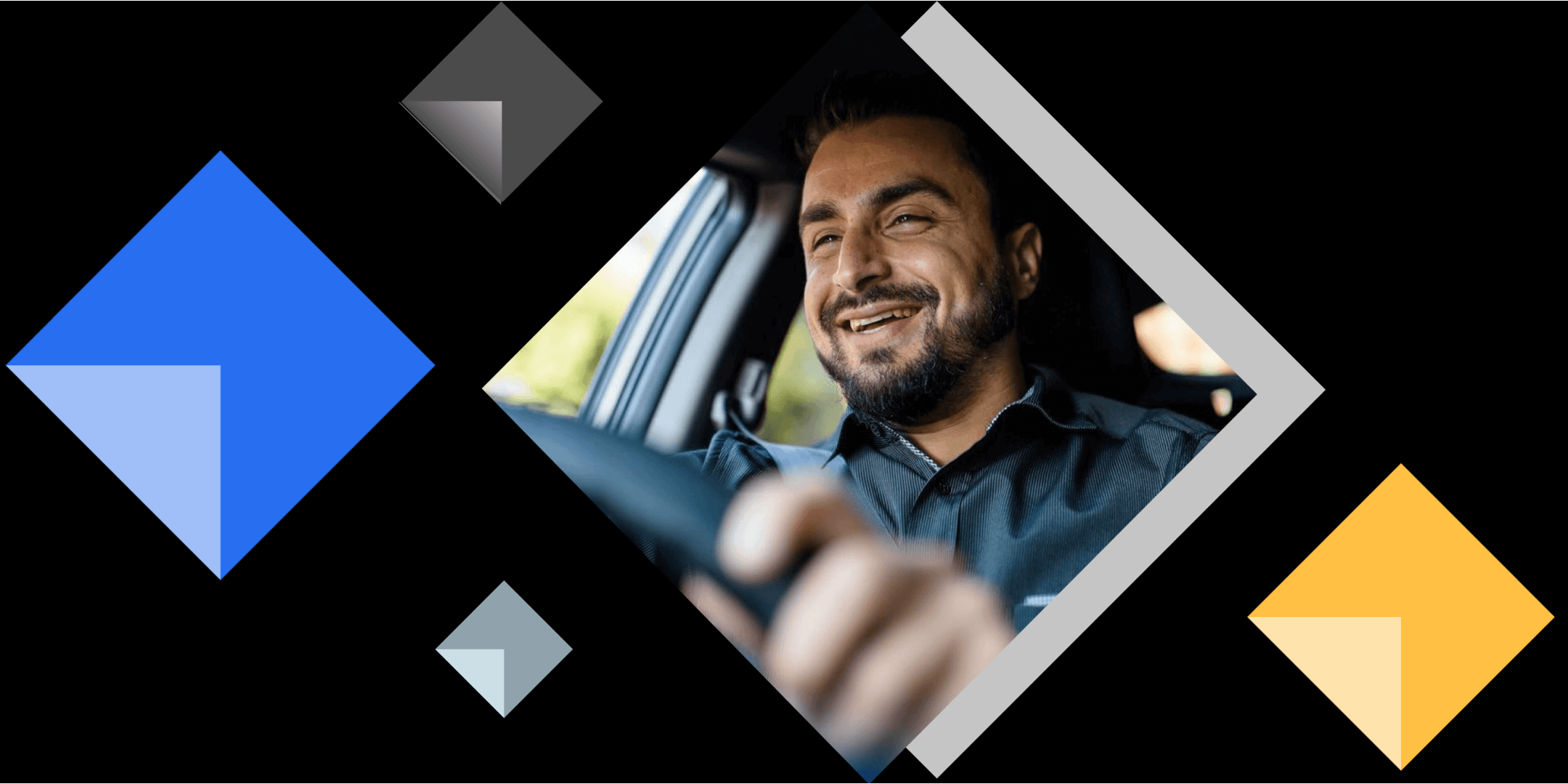Motorista sorrindo com mão no volante.