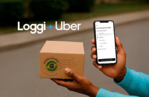 Uma mão segurando um celular com a tela da Uber aberta e a outra mão da mesma pessoa, segurando uma caixa de encomenda.
