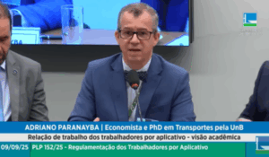 Adriano Paranaíba, economista e PhD em Transportes pela UnB, fala durante audiência pública sobre a regulamentação do trabalho por aplicativos.