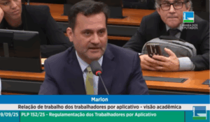 Marlon fala ao microfone durante audiência na Câmara dos Deputados sobre a regulamentação do trabalho por aplicativos.