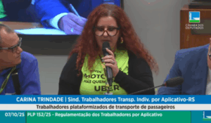 Carina Trindade explica: “Se o motorista fica muito tempo parado, o algoritmo envia mensagens perguntando por que ele parou e ameaça cancelar a corrida”.