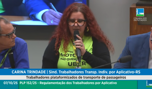 Carina Trindade explica: “Se o motorista fica muito tempo parado, o algoritmo envia mensagens perguntando por que ele parou e ameaça cancelar a corrida”.
