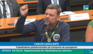 Homem de camisa azul escura gesticula com o punho erguido enquanto fala ao microfone durante audiência pública na Câmara dos Deputados.