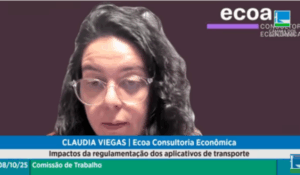 Claudia Viegas, representante da Ecoa Consultoria Econômica, participa por videoconferência de audiência pública da Comissão de Trabalho da Câmara dos Deputados sobre os impactos da regulamentação dos aplicativos de transporte. Ela usa óculos de armação transparente e tem cabelos castanhos ondulados soltos, com o logotipo da Ecoa ao fundo.