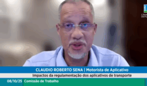 Homem de óculos fala por videoconferência durante audiência pública da Câmara dos Deputados sobre regulamentação dos aplicativos de transporte.