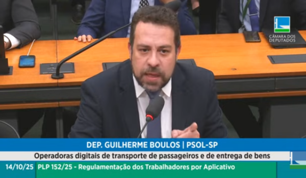 Deputado Guilherme Boulos (PSOL-SP) fala ao microfone durante audiência pública na Câmara dos Deputados sobre a regulamentação dos trabalhadores por aplicativo, em 14 de outubro de 2025.