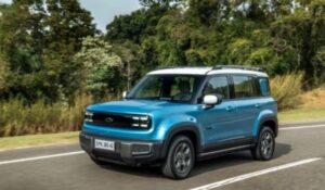 Chevrolet Spark EUV azul circula em estrada arborizada durante o dia.