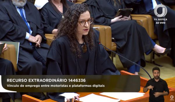 Advogada de toga fala em um microfone durante sessão do Supremo Tribunal Federal (STF), acompanhada por outros ministros e advogados ao fundo.
