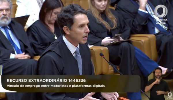 Advogado de toga fala em um microfone durante sessão no Supremo Tribunal Federal (STF).