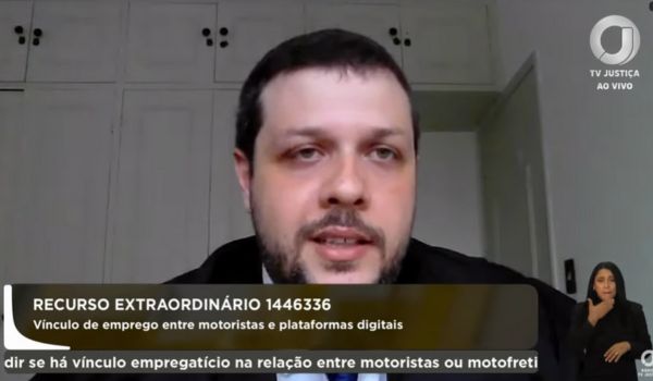 Homem fala por videoconferência durante sessão transmitida pela TV Justiça sobre vínculo de emprego entre motoristas e plataformas digitais.