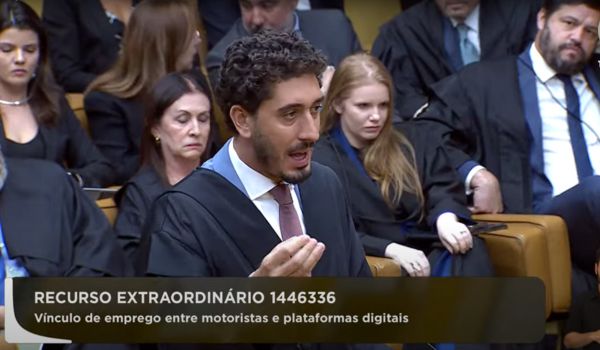 Advogado de toga fala em pé durante sessão no Supremo Tribunal Federal (STF).