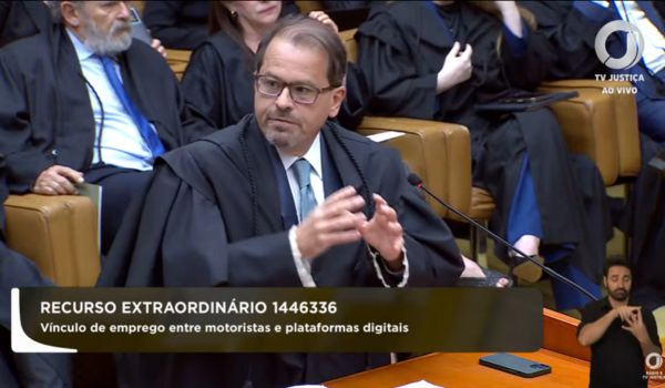 Advogado de toga fala e gesticula durante sessão no Supremo Tribunal Federal (STF).