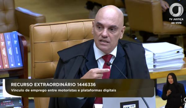 Ministro do Supremo Tribunal Federal (STF) fala durante sessão sobre vínculo de emprego entre motoristas e plataformas digitais.