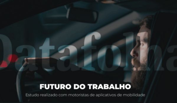 Homem dirige um carro à noite, iluminado pela luz externa, com a palavra “Datafolha” em transparência sobre a imagem.