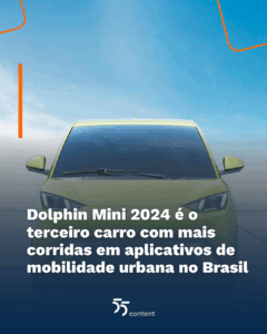 Carro elétrico BYD Dolphin Mini verde visto de frente em ambiente aberto com céu azul ao fundo.