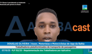 Homem fala durante videoconferência exibida em audiência pública da Câmara dos Deputados.