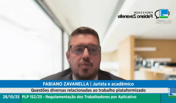 Homem de óculos fala em videoconferência durante audiência pública sobre regulamentação de trabalhadores por aplicativo, com logotipo da Câmara dos Deputados no canto da tela.