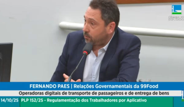 Fernando Paes, representante de Relações Governamentais da 99Food, fala durante audiência pública na Câmara dos Deputados sobre a regulamentação dos trabalhadores por aplicativo, em 14 de outubro de 2025.