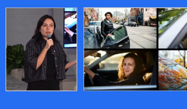 Mulher fala ao microfone durante uma apresentação; ao lado, aparecem imagens de motoristas mulheres em seus carros, em cenário urbano.