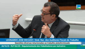 Homem de óculos fala ao microfone durante audiência pública sobre regulamentação de trabalhadores por aplicativo, gesticulando com as mãos enquanto explica um ponto.