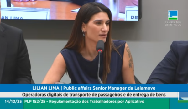 Lilian Lima, gerente sênior de relações públicas da Lalamove, fala ao microfone durante audiência pública na Câmara dos Deputados sobre a regulamentação dos trabalhadores por aplicativo, em 14 de outubro de 2025.