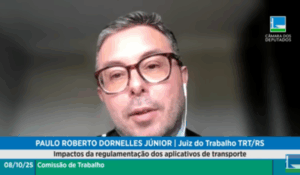 Homem de óculos participa por videoconferência de audiência pública da Câmara dos Deputados sobre regulamentação dos aplicativos de transporte.