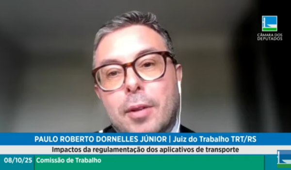 Homem de óculos participa por videoconferência de audiência pública da Câmara dos Deputados sobre regulamentação dos aplicativos de transporte.