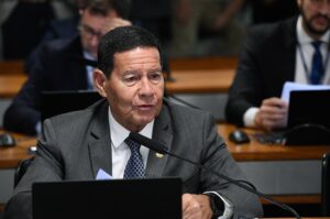 Senador Hamilton Mourão.
