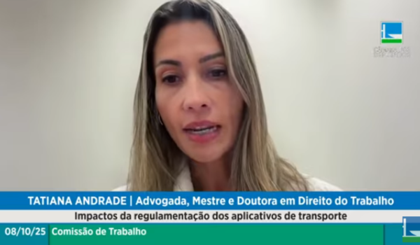 Mulher de cabelos lisos fala por videoconferência durante audiência pública da Câmara dos Deputados sobre regulamentação dos aplicativos de transporte.