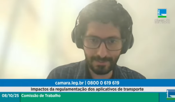 Homem de óculos participa por videoconferência de audiência pública da Câmara dos Deputados sobre regulamentação dos aplicativos de transporte.