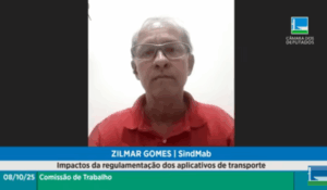 Homem de óculos e camisa vermelha participa por videoconferência de audiência pública da Câmara dos Deputados sobre regulamentação dos aplicativos de transporte.
