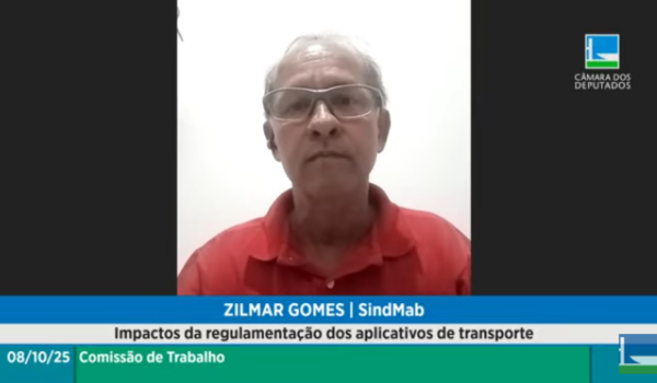 Homem de óculos e camisa vermelha participa por videoconferência de audiência pública da Câmara dos Deputados sobre regulamentação dos aplicativos de transporte.