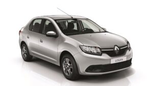 Carro sedã prata Renault Logan visto em ângulo frontal lateral direito, sobre fundo branco.
